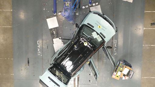 Renault 4 E Tech Electric Side Pole test 2024 after crash