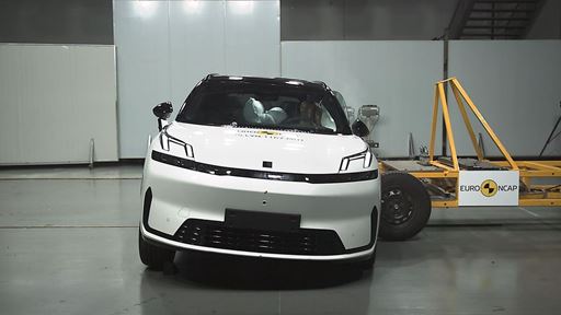 Lynk Co 08 Side Mobile Barrier test 2025