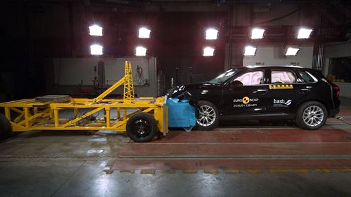 Audi Q3 Mobile Progressive Deformable Barrier test 2025