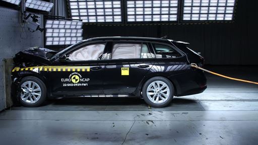 koda Octavia Full Width Rigid Barrier test 2022