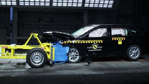 koda Octavia Mobile Progressive Deformable Barrier test 2022