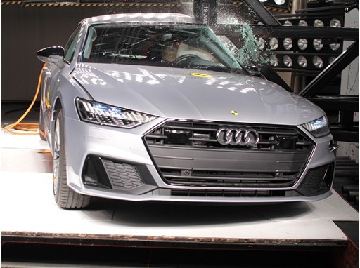 Audi A7 - Pole crash test 2018