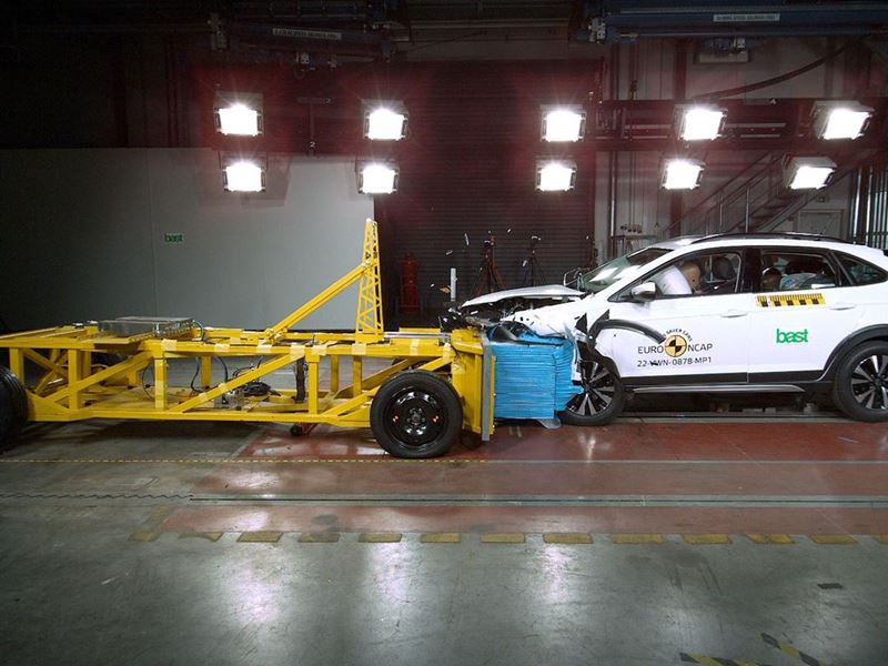 VW Taigo - Mobile Progressive Deformable Barrier test 2022