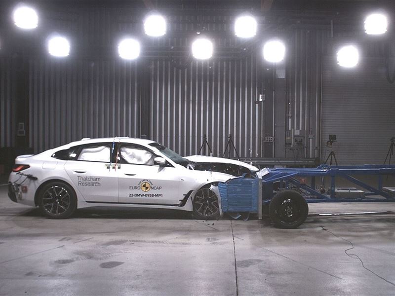 BMW i4 - Mobile Progressive Deformable Barrier test 2022