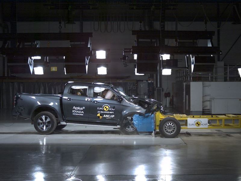 Isuzu D-MAX Crew Cab - Mobile Progressive Deformable Barrier test 2022