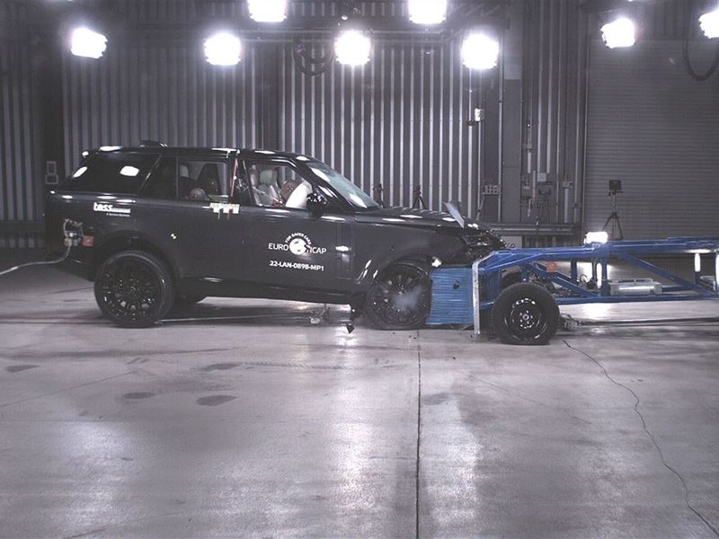 Range Rover - Mobile Progressive Deformable Barrier test 2022