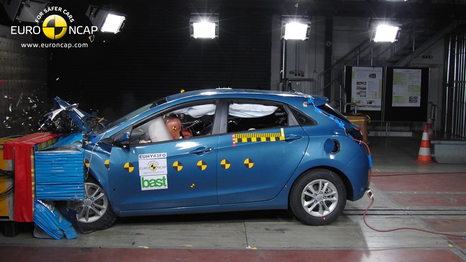 Hyundai i30– Front crash test