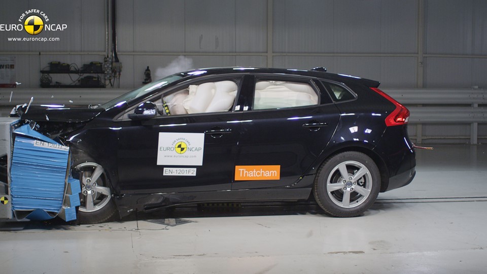 Volvo V40 – Front crash test