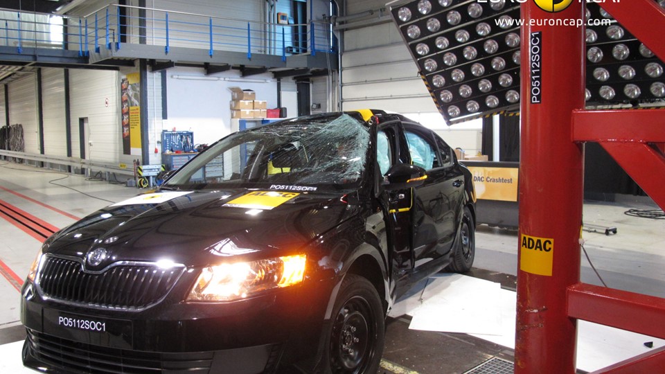 Skoda Octavia - Pole crash test 2013 - after crash