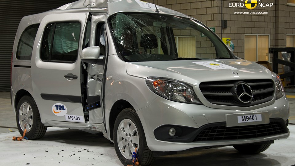 Mercedes Benz Citan - Pole crash test 2013 - after crash