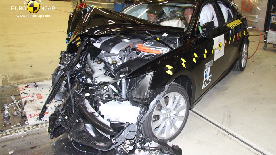 Lexus IS 300h - Frontal crash test 2013 - after crash