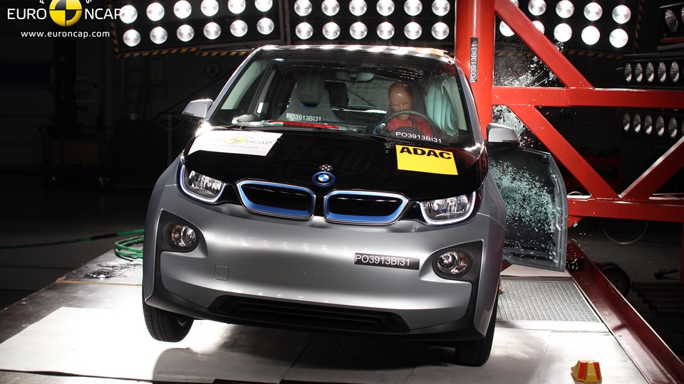 BMW i3 - Pole crash test 2013
