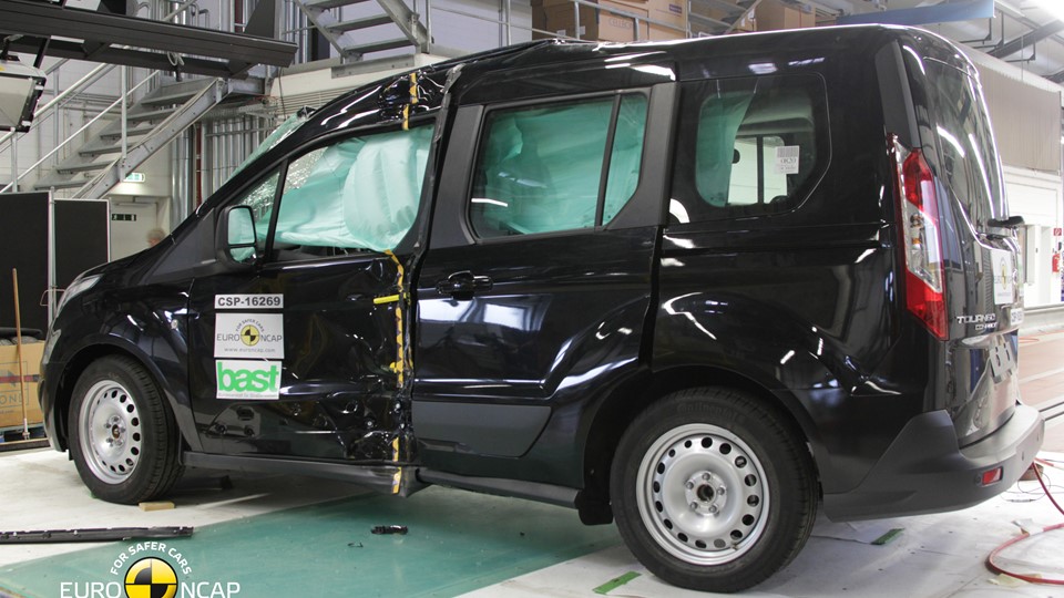 Ford Tourneo Connect - Pole crash test 2013 - after crash