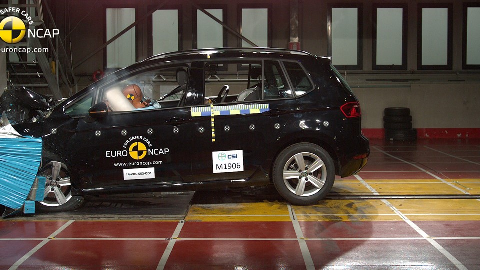 ekskrementer Grisling lilla Euro NCAP Newsroom : VW Golf Sportsvan - Frontal crash test 2014