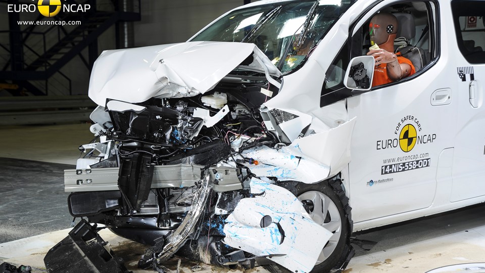 Nissan e-NV200 Evalia - Frontal crash test 2014 - after crash