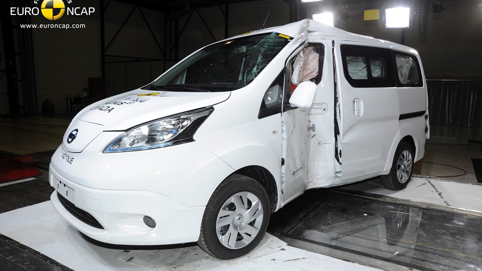 Nissan e-NV200 Evalia  - Pole crash test 2014 - after crash