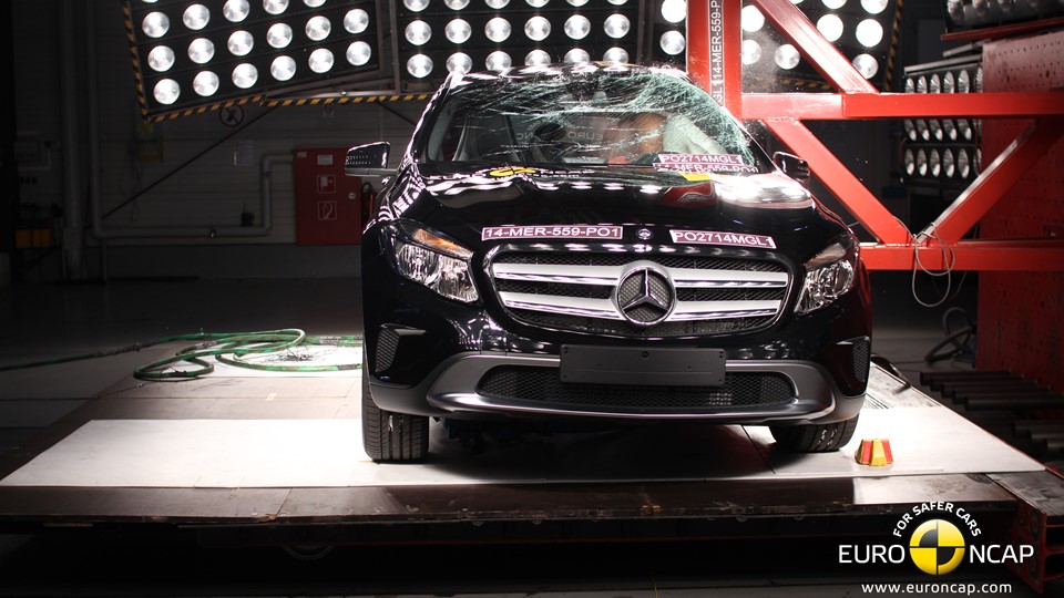 Mercedes-Benz GLA-Class - Pole crash test 2014