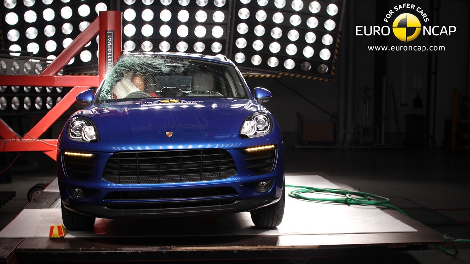 Porsche Macan - Pole crash test 2014