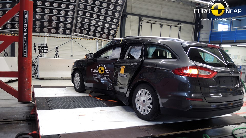 Ford Mondeo  - Pole crash test 2014 - after crash