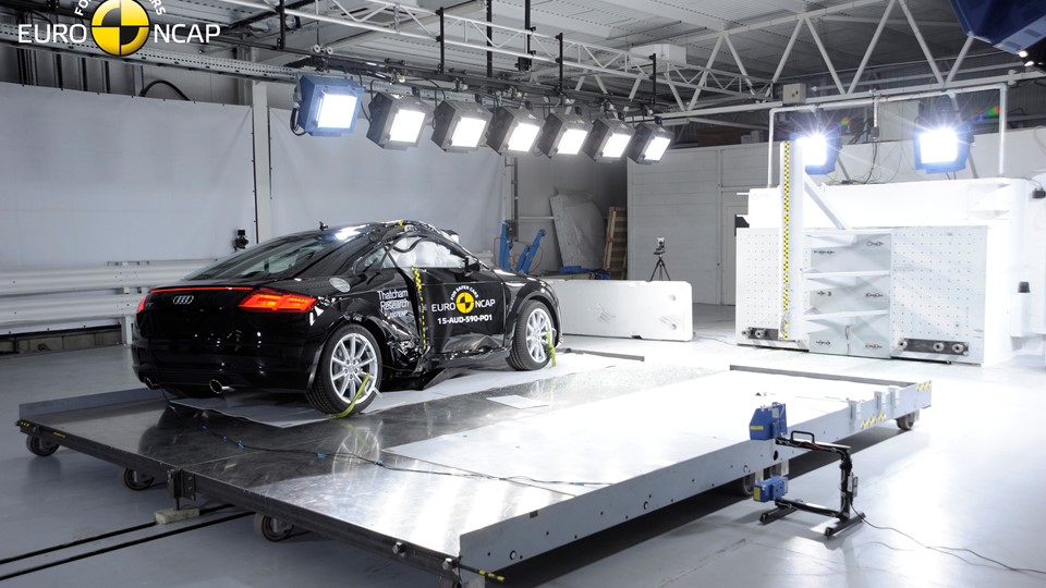 Audi TT  - Pole crash test 2015 - after crash