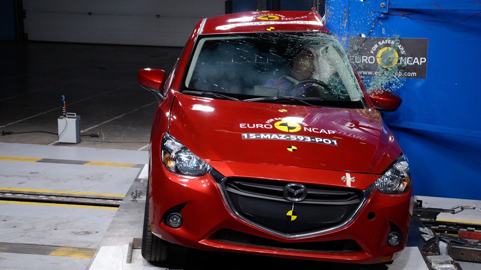 Mazda 2 - Pole crash test 2015