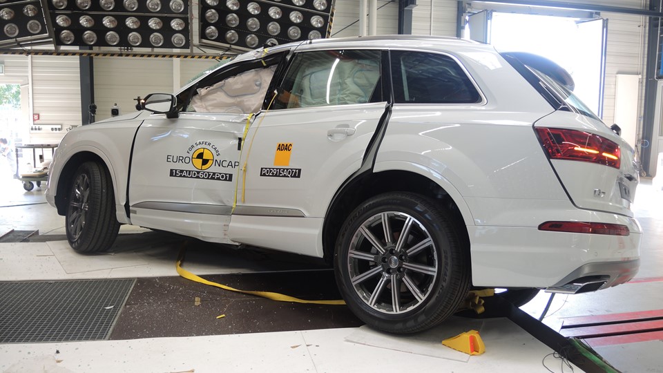 Audi Q7 - Pole Crash Test 2015 - After Crash