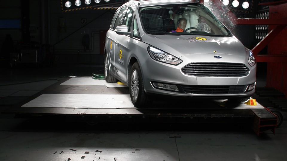 Ford Galaxy  - Pole crash test 2015 - after crash