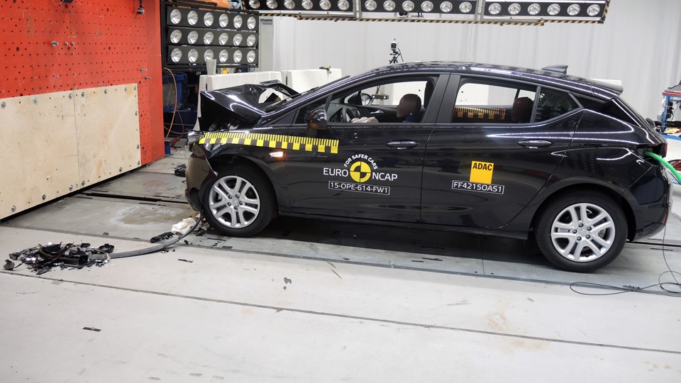 Opel-Vauxhall Astra - Frontal Full Width test 2015 - after crash
