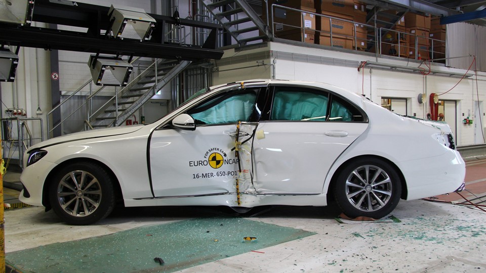 Mercedes-Benz E-Class- Pole crash test 2016 - after crash