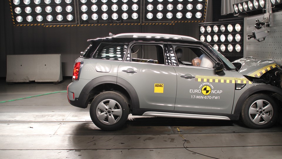 MINI Countryman - Frontal Full Width test 2017
