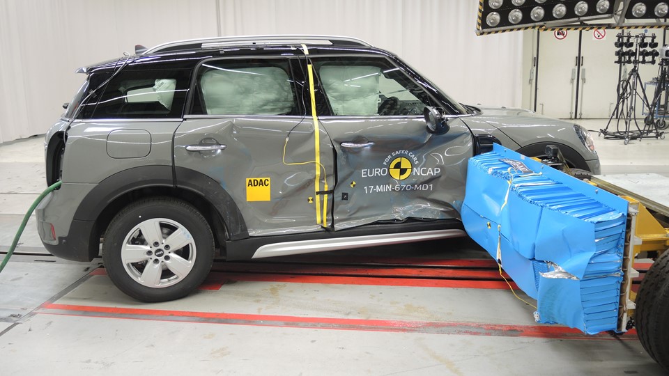 MINI Countryman - Side crash test 2017
