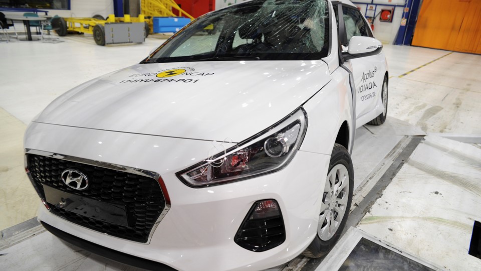 Hyundai I30 - Pole crash test 2017 - after crash