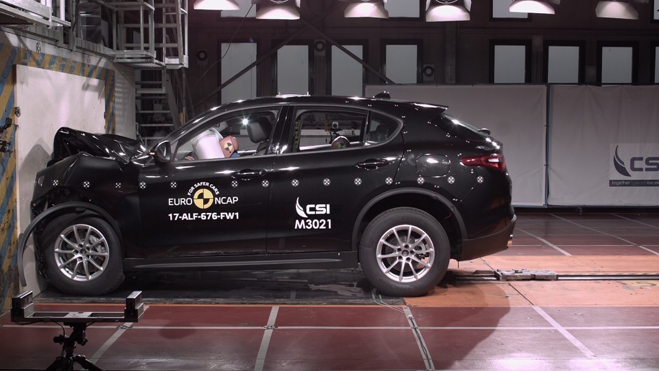 Alfa Romeo Stelvio - Frontal Full Width test 2017
