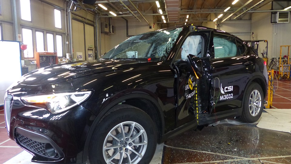 Alfa Romeo Stelvio  - Pole crash test 2017 - after crash