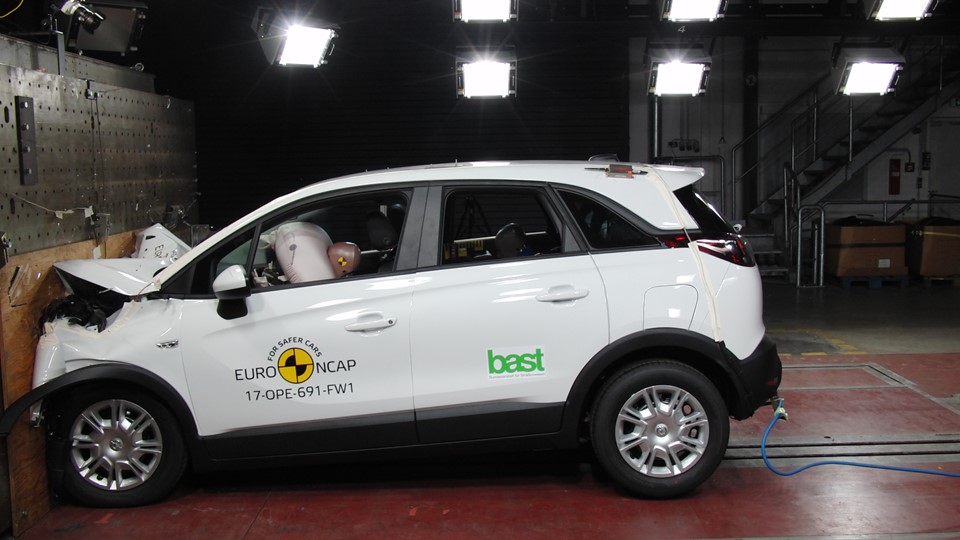 Opel/Vauxhall Crossland X - Frontal Full Width test 2017