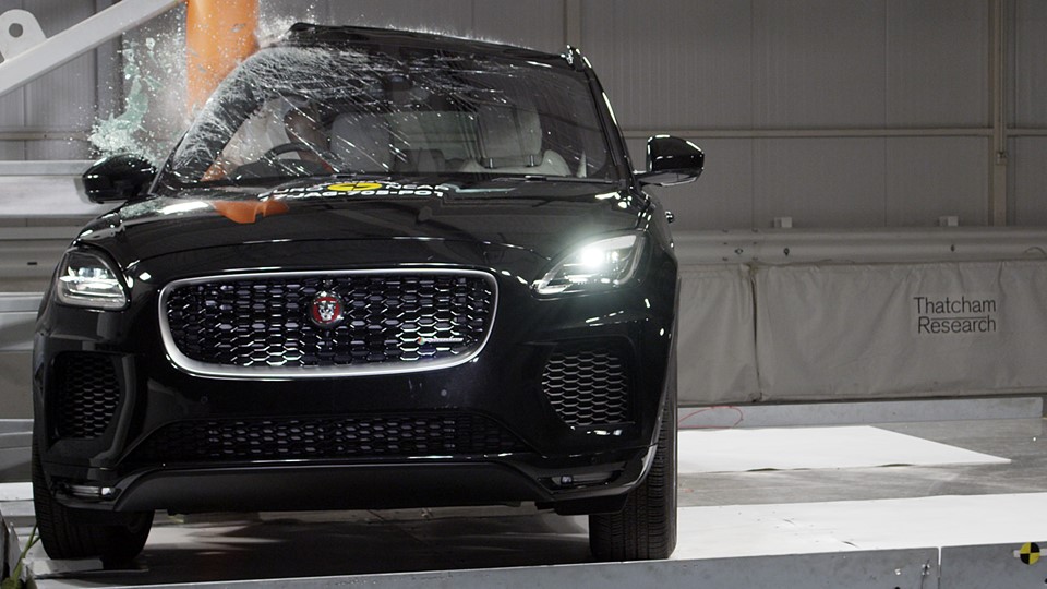 Jaguar E-Pace - Pole crash test 2017
