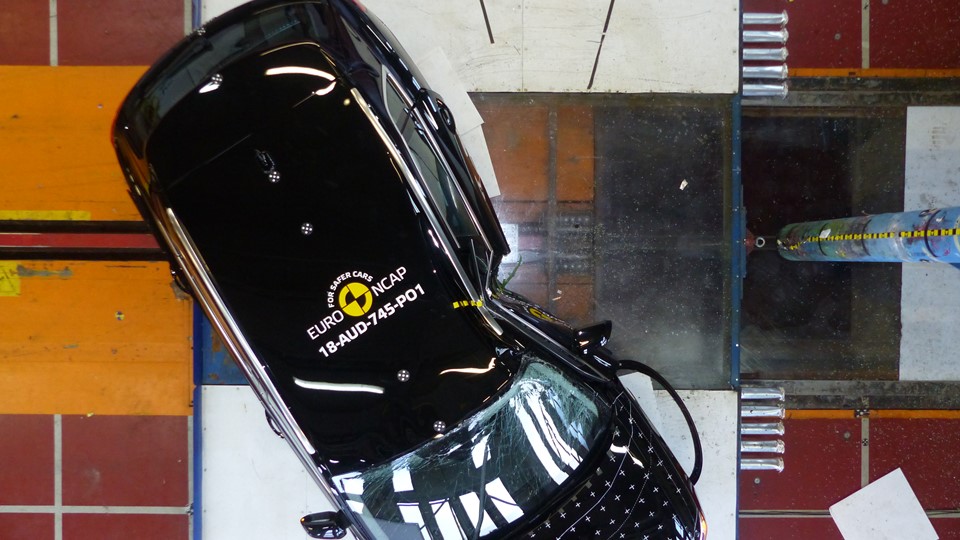 Audi Q3 - Pole crash test 2018 - after crash