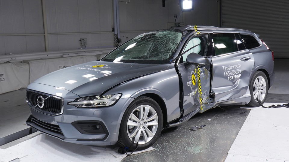 Volvo V60 - Pole crash test 2018 - after crash