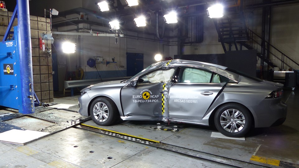 Peugeot 508 - Pole crash test 2018 - after crash