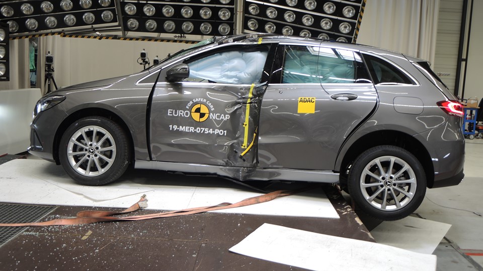 Mercedes-Benz B-Class - Pole crash test 2019 - after crash