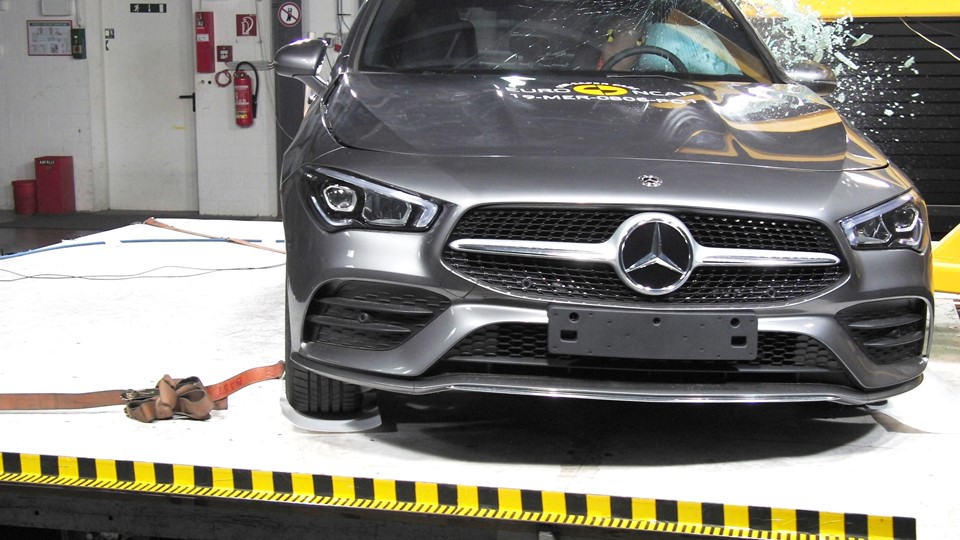 Mercedes-Benz CLA - Pole crash test 2019