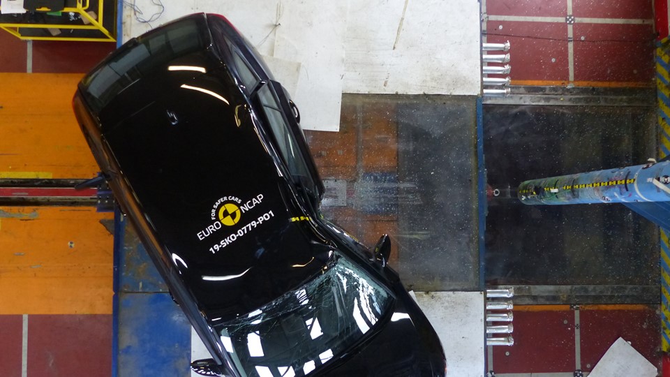 Škoda Scala 2019 - Pole crash test 2019 - after crash