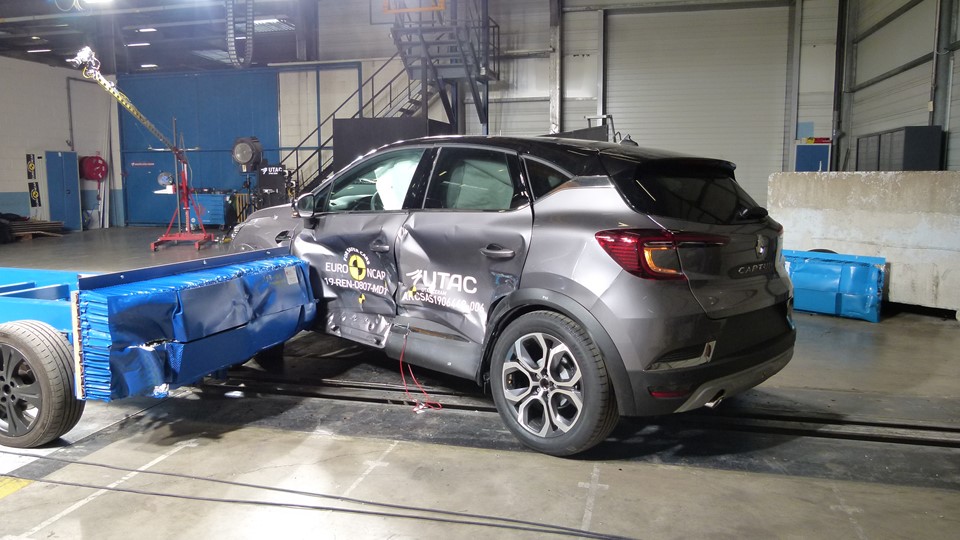 Renault Captur - Side crash test 2019 - after crash