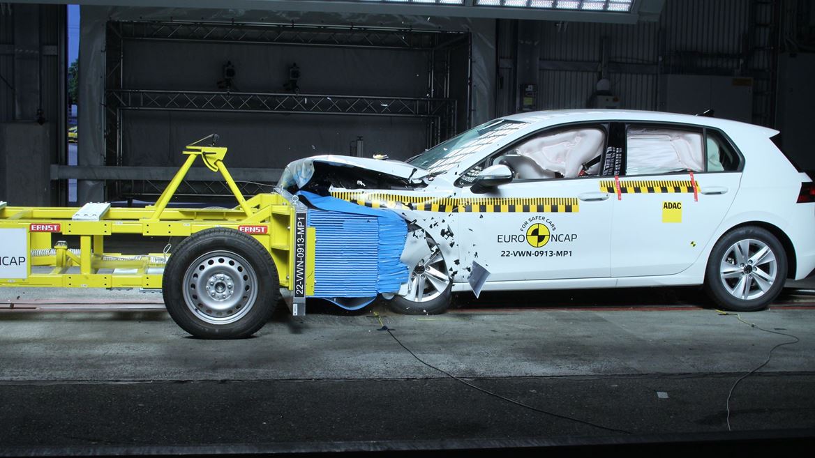 VW Golf Mobile Progressive Deformable Barrier test 2022