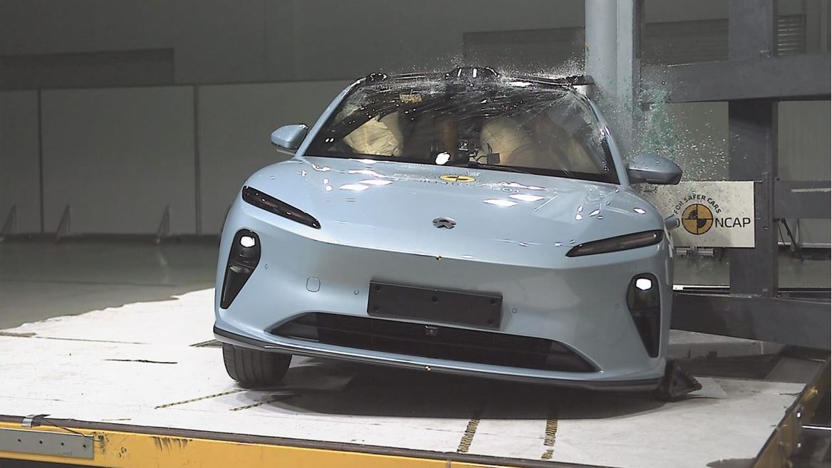 NIO ET5 Side Pole test 2023