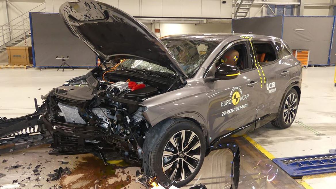 Renault Austral HEV Mobile Progressive Deformable Barrier test 2022 after crash