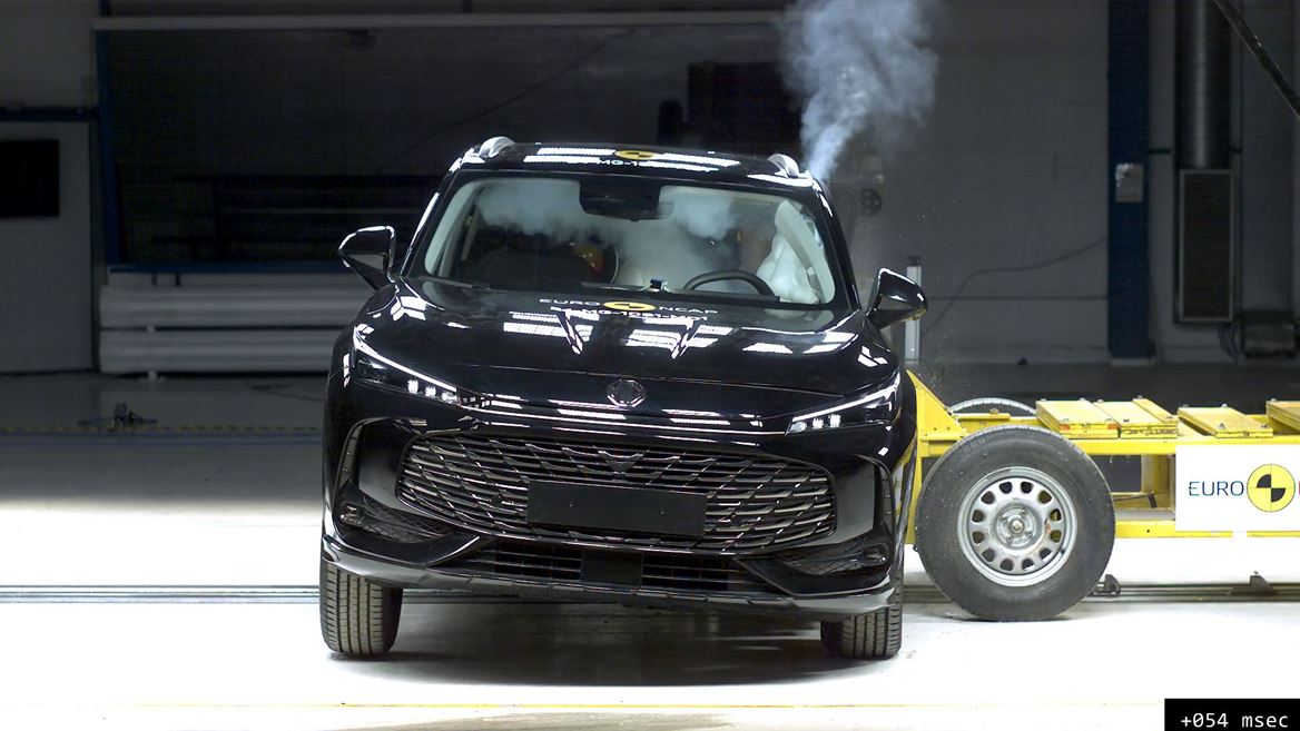 MG HS Side Mobile Barrier test 2024