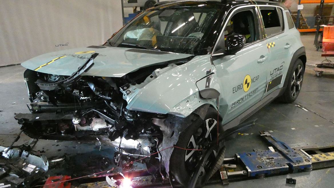 Renault 4 E Tech Electric Mobile Progressive Deformable Barrier test 2024 after crash