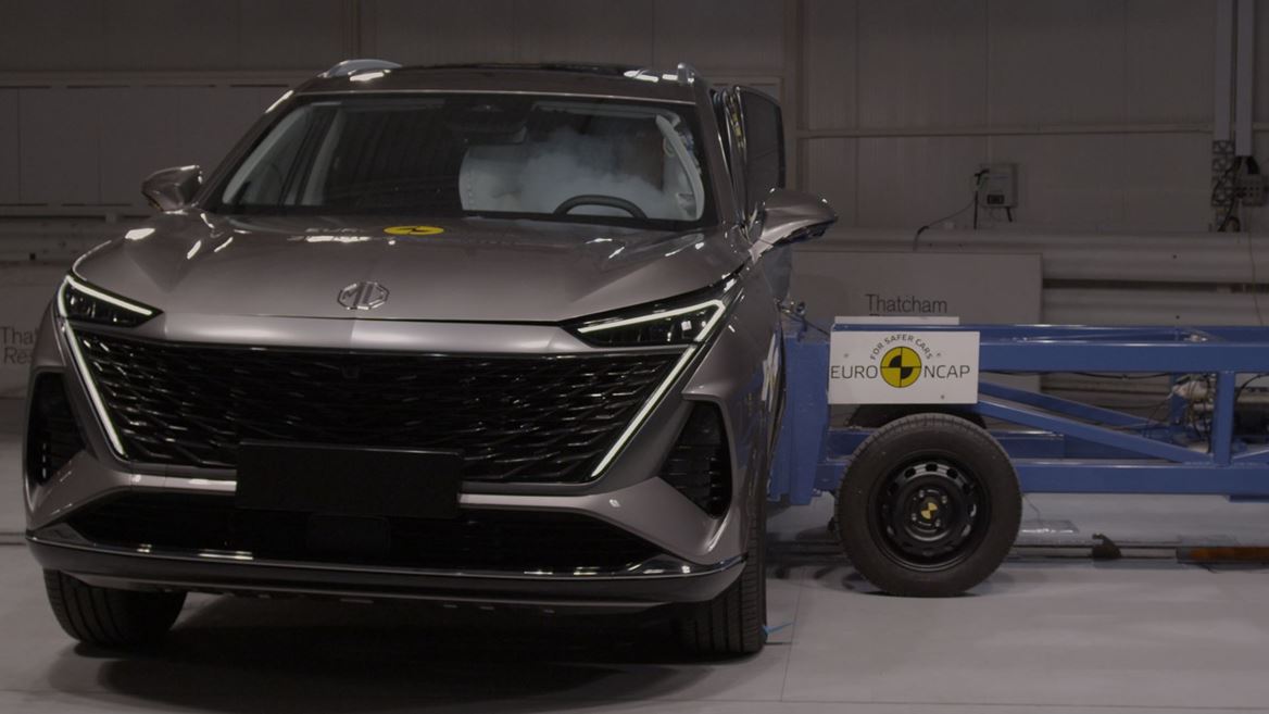 MG MGS9 PHEV Side Mobile Barrier test 2025