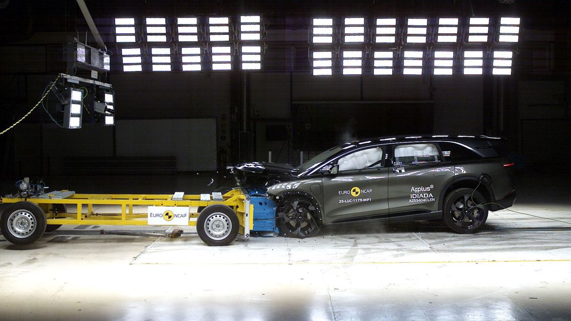 Lucid Gravity Mobile Progressive Deformable Barrier test 2025